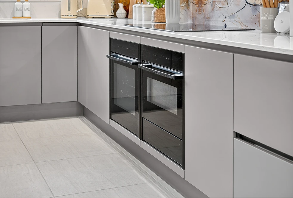 Kitchen appliances integrated into the kitchen cabinets and worktop.