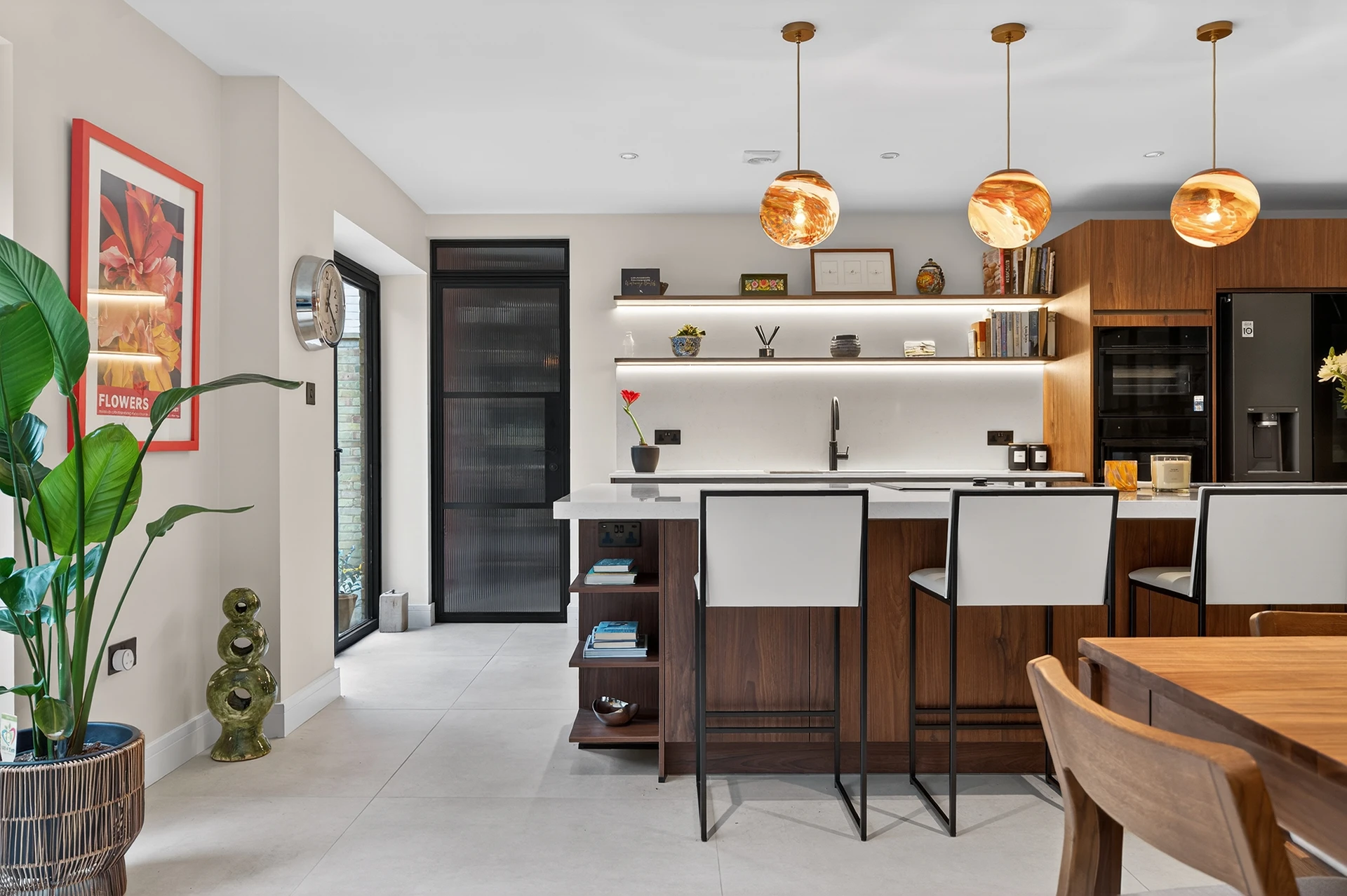 Häcker Bali door, walnut colour, Silestone Linen cream worktops, Neff appliances